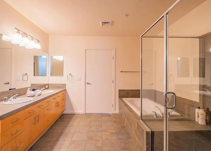 Elegant 28th Floor High Rise, Gym, Parking, Pool, Golf * Phoenix