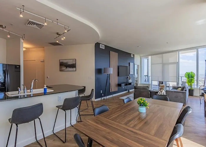 Elegant 28th Floor High Rise, Gym, Parking, Pool, Golf Apartment