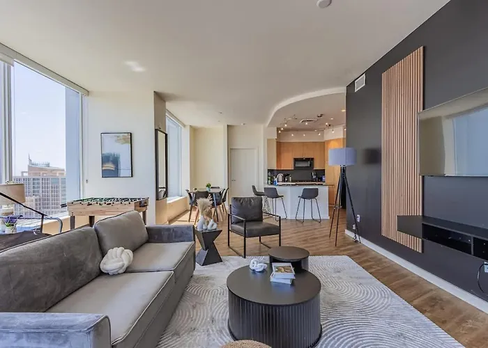 Elegant 28th Floor High Rise, Gym, Parking, Pool, Golf Apartment Phoenix