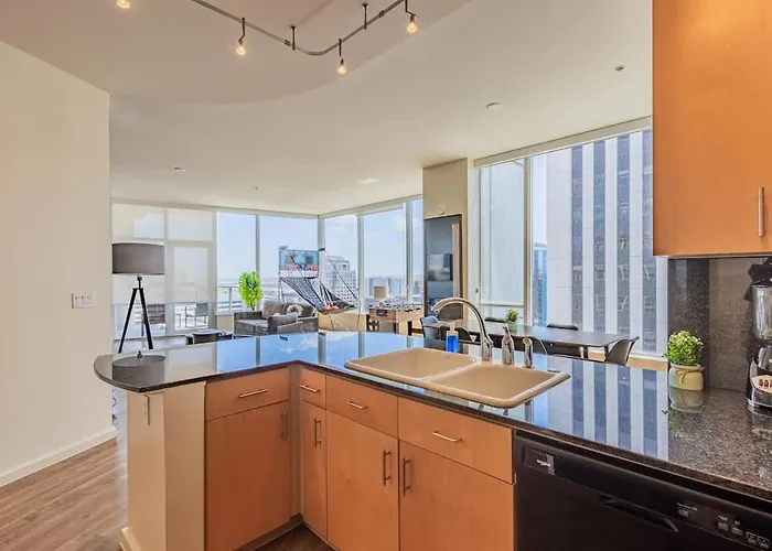 Apartment Elegant 28th Floor High Rise, Gym, Parking, Pool, Golf