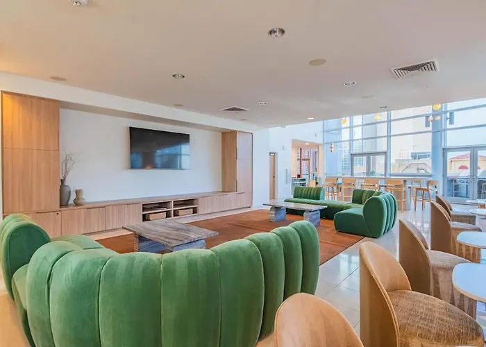 Elegant 28th Floor High Rise, Gym, Parking, Pool, Golf * Phoenix