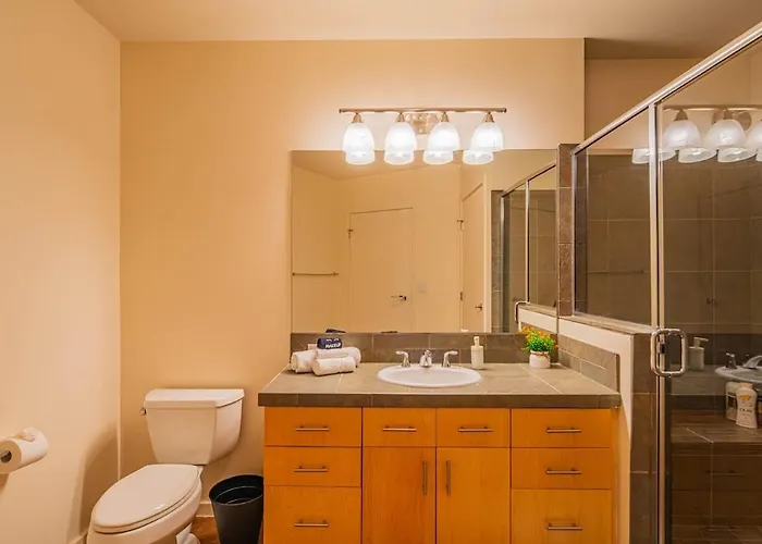Elegant 28th Floor High Rise, Gym, Parking, Pool, Golf * Phoenix