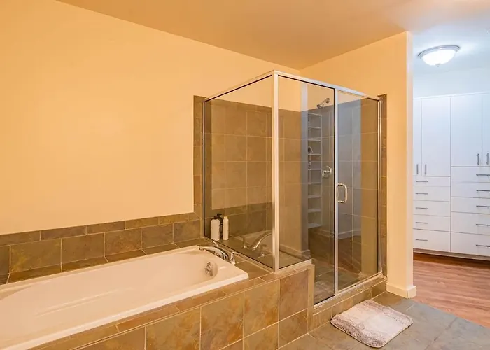 Elegant 28th Floor High Rise, Gym, Parking, Pool, Golf
