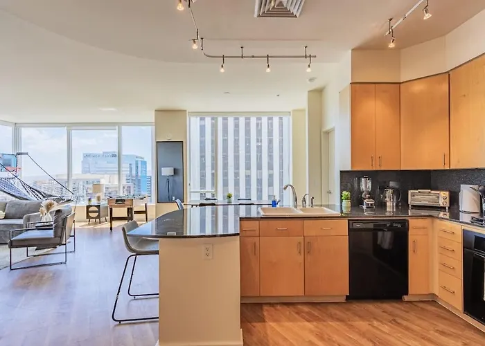 Elegant 28th Floor High Rise, Gym, Parking, Pool, Golf Apartment *