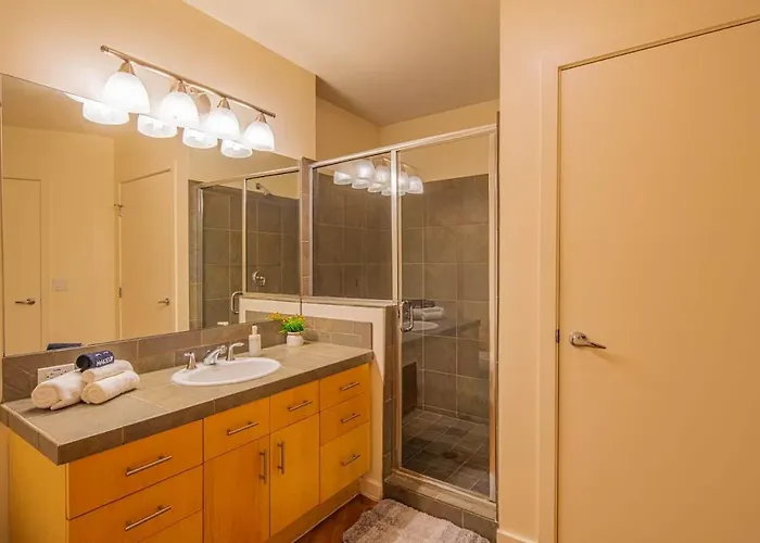 Apartment Elegant 28th Floor High Rise, Gym, Parking, Pool, Golf *
