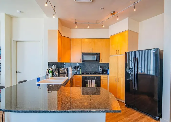 Elegant 28th Floor High Rise, Gym, Parking, Pool, Golf Phoenix