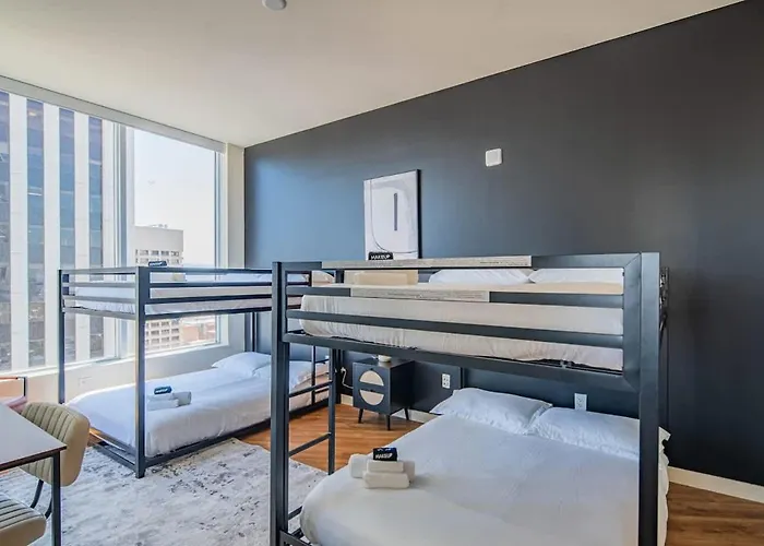 Elegant 28th Floor High Rise, Gym, Parking, Pool, Golf