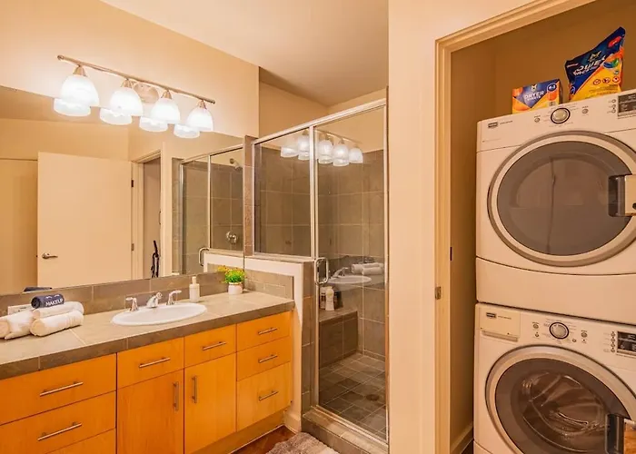 Elegant 28th Floor High Rise, Gym, Parking, Pool, Golf Apartment
