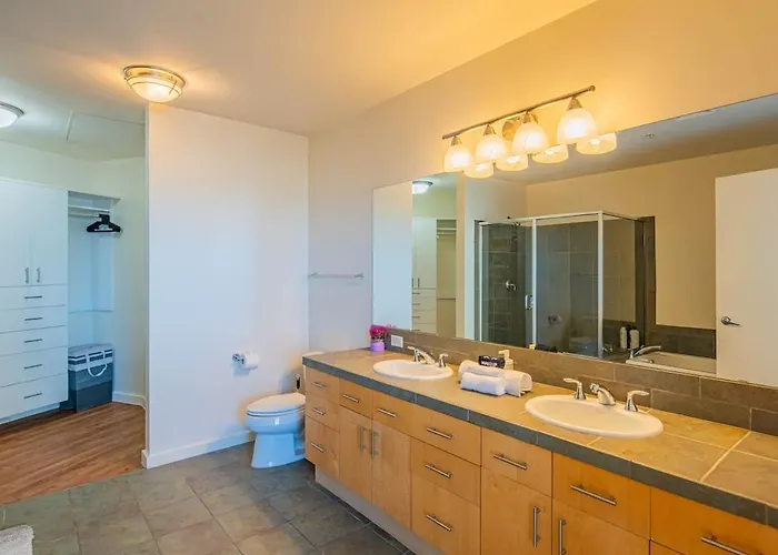 Elegant 28th Floor High Rise, Gym, Parking, Pool, Golf Apartment *