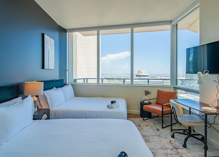 Apartment Elegant 28th Floor High Rise, Gym, Parking, Pool, Golf *