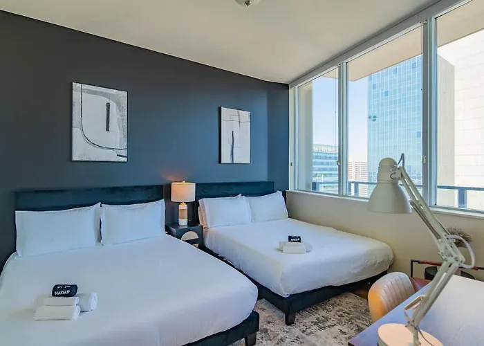 Elegant 28th Floor High Rise, Gym, Parking, Pool, Golf Phoenix