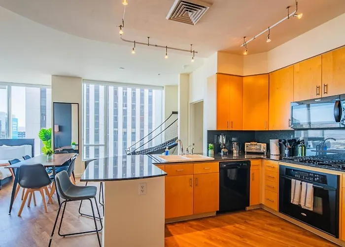 Elegant 28th Floor High Rise, Gym, Parking, Pool, Golf * Phoenix