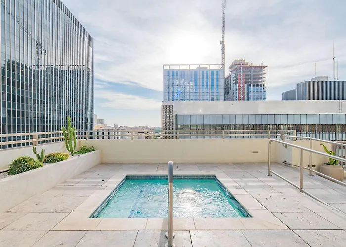 Elegant 28th Floor High Rise, Gym, Parking, Pool, Golf